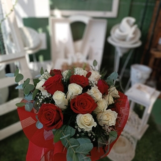 RAMO ROSAS ROJAS Y BLANCAS - Imagen 1